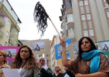 Kadınlar sokakta: Jina’nın saç telleriyle mücadeleyi yeniden öreceğiz