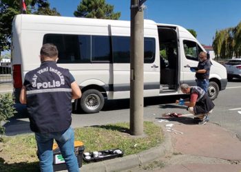 Kapısı açık minibüsten düşen kadın ağır yaralandı