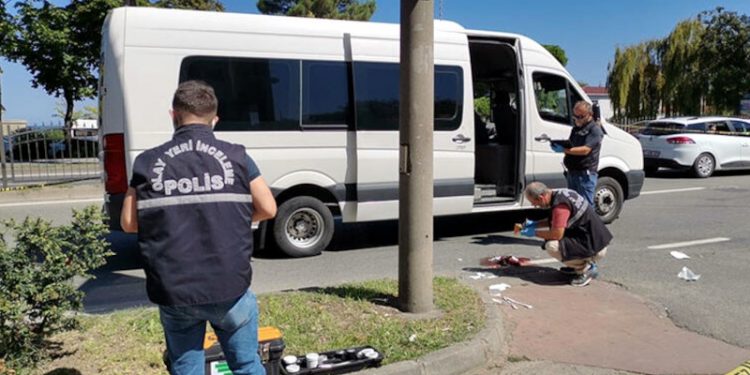 Kapısı açık minibüsten düşen kadın ağır yaralandı