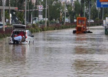 Kastamonu ve Bartın'ı sağanak vurdu: Yüzlerce ev ve iş yerini su bastı, trafik aksadı