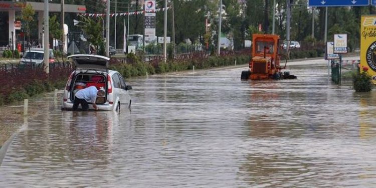 Kastamonu ve Bartın'ı sağanak vurdu: Yüzlerce ev ve iş yerini su bastı, trafik aksadı