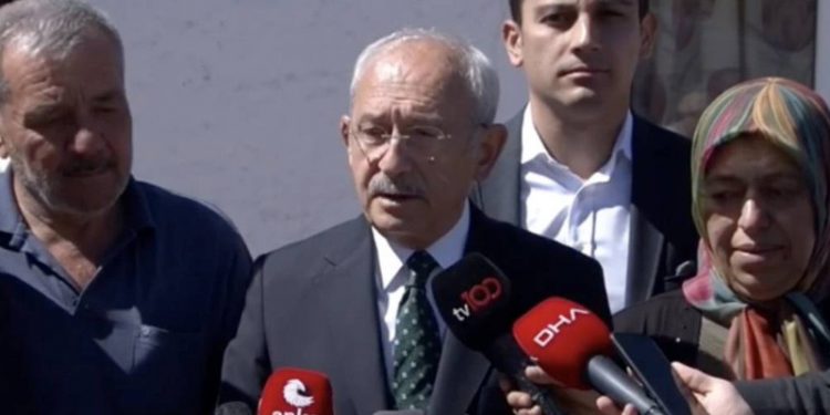Kılıçdaroğlu, IŞİD'in yakarak katlettiği Fethi Şahin'in ailesini ziyaret etti: Bütün ayrıntıları iktidar olduğumuzda açıklayacağız