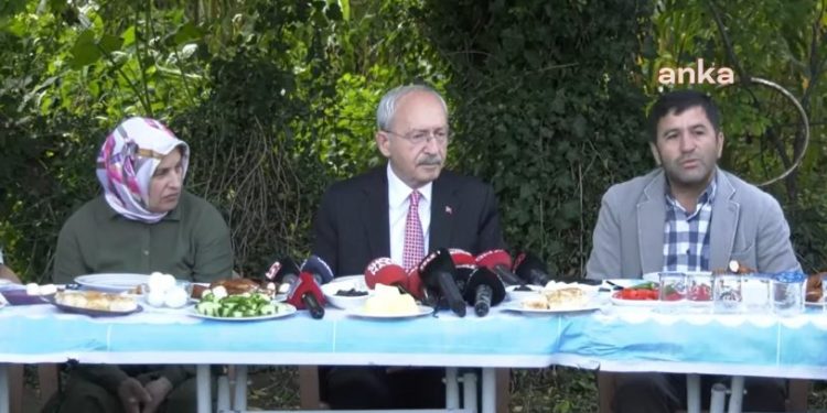 Kılıçdaroğlu, havai fişek fabrikası patlamasında hayatını kaybeden işçilerin aileleri ile buluştu