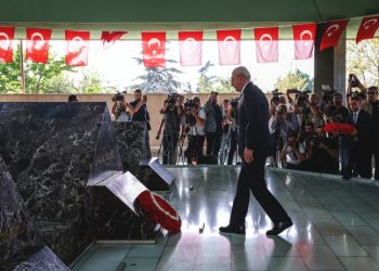 Kılıçdaroğlu'ndan, Menderes ve Özal'ın anıt mezarlarına ziyaret