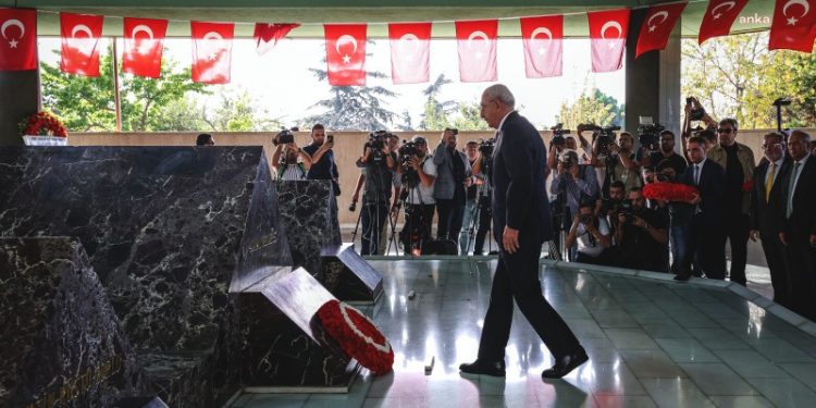 Kılıçdaroğlu'ndan, Menderes ve Özal'ın anıt mezarlarına ziyaret