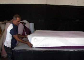 Kiralık ev bulamayan aile dükkana yerleşti: Çocuklar banyo yapamıyor