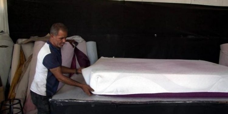 Kiralık ev bulamayan aile dükkana yerleşti: Çocuklar banyo yapamıyor