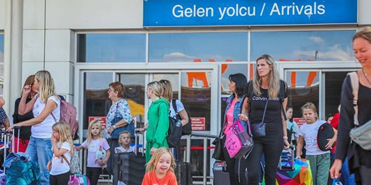 Kısmi seferberlik sonrası Antalya'ya Rus akını; biletler 70 bin liraya yükseldi!