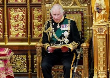 Kral Charles protesto edildi: Evlerimizi ısıtmak için çabalarken, senin geçit töreninin parasını ödüyoruz