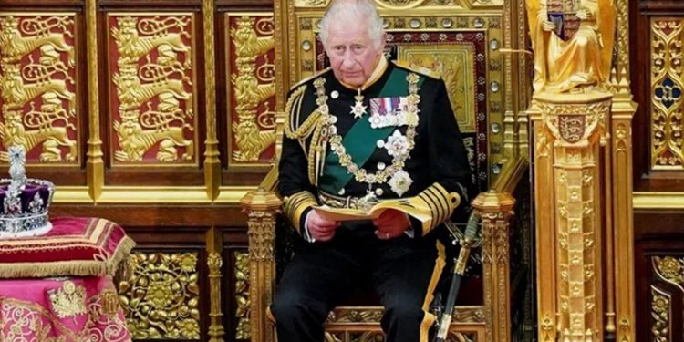 Kral Charles protesto edildi: Evlerimizi ısıtmak için çabalarken, senin geçit töreninin parasını ödüyoruz