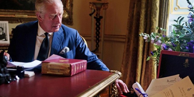 Kral III. Charles'tan görev başındaki ilk fotoğraf