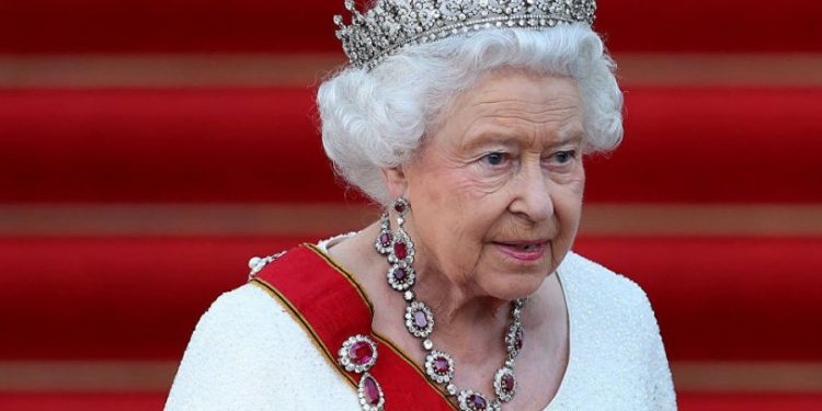 Kraliçe Elizabeth hastaneye kaldırıldı