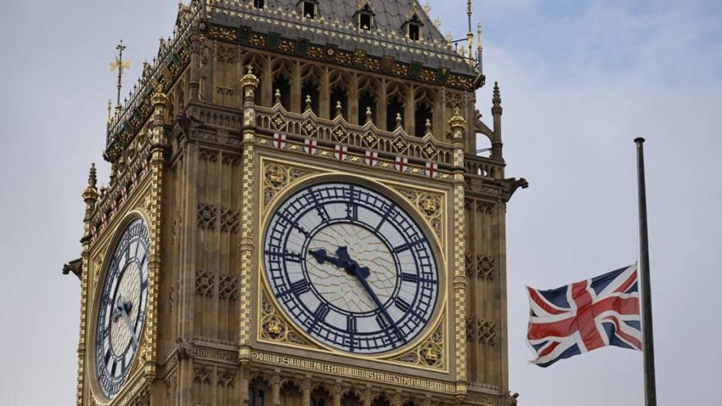 Kraliçe Elizabeth için yapılan saygı duruşu sırasında çanları çalmayan Big Ben’e soruşturma