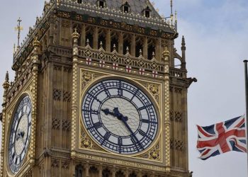 Kraliçe Elizabeth için yapılan saygı duruşu sırasında çanları çalmayan Big Ben’e soruşturma