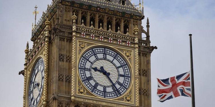 Kraliçe Elizabeth için yapılan saygı duruşu sırasında çanları çalmayan Big Ben’e soruşturma