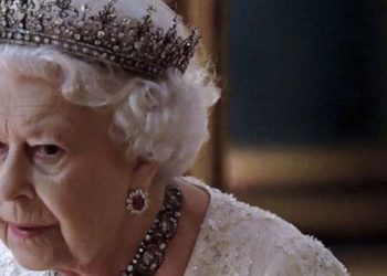 Kraliçe Elizabeth'in cenazesine katılacak dünya liderlerinin ticari uçuş tercih etmesi, tören alanına otobüslerle gitmesi istendi