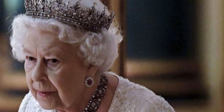 Kraliçe Elizabeth'in cenazesine katılacak dünya liderlerinin ticari uçuş tercih etmesi, tören alanına otobüslerle gitmesi istendi