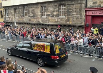 Kraliçe Elizabeth'in tabutunu ziyaret edeceklere uyarı: Sıkı güvenlik önlemleri alınacak, uzun kuyruklar oluşabilir
