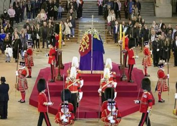 Kraliçe'nin tabutuna fazla yaklaşan kişi gözaltına alındı