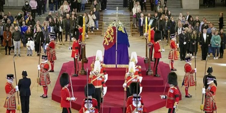 Kraliçe'nin tabutuna fazla yaklaşan kişi gözaltına alındı