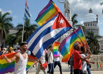 Küba, eşcinsel evliliğe izin veren yasayı referandumla onayladı