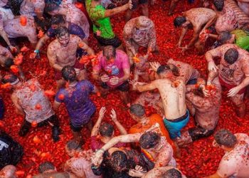 La Tomatina festivalinde 130 ton domates havada uçuştu