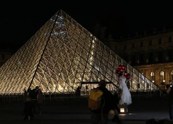 Louvre Müzesi piramidi enerji tasarrufu için erken karartıldı