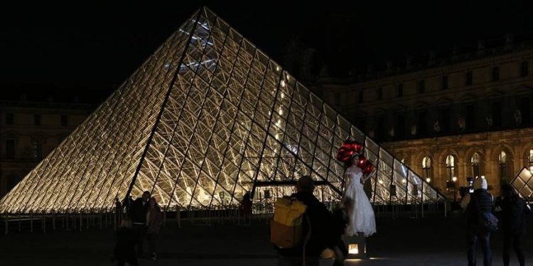 Louvre Müzesi piramidi enerji tasarrufu için erken karartıldı
