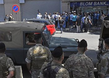 Lübnan’da bankadan paralarını çekemeyen göstericiler, bankayı bastı