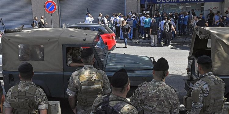 Lübnan’da bankadan paralarını çekemeyen göstericiler, bankayı bastı