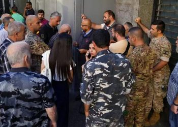 Lübnan'da günlerdir kapalı olan bankalar yeniden açıldı; müşteriler para çekme telaşı başladı