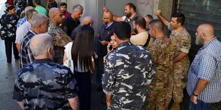 Lübnan'da günlerdir kapalı olan bankalar yeniden açıldı; müşteriler para çekme telaşı başladı