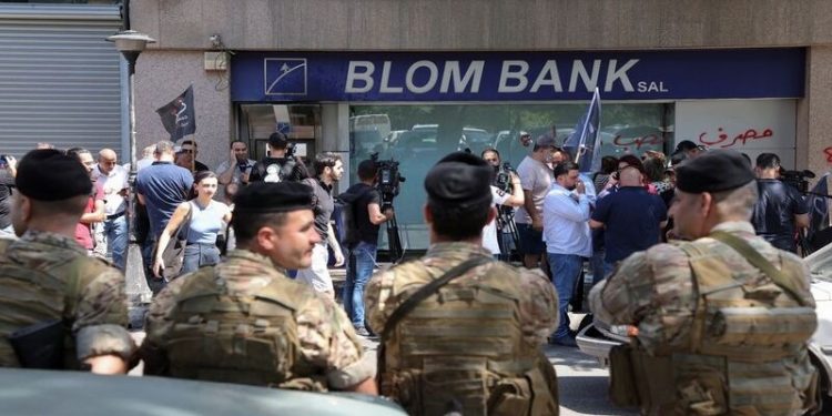 Lübnan'da rehin alma eylemleri sürüyor: Banka mağdurları yine şube bastı