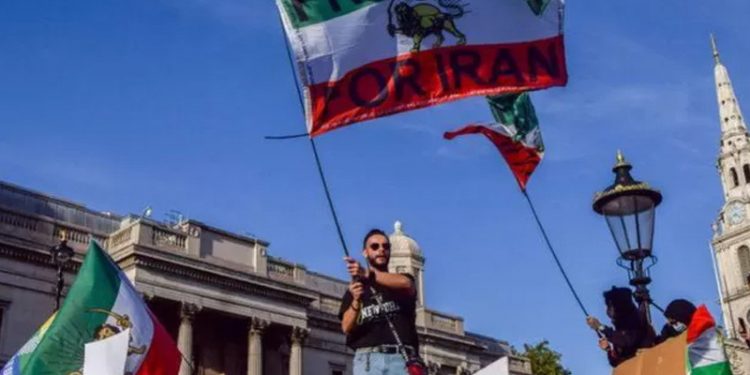 L﻿ondra'da Mahsa Amini protestolarında 12 kişi gözaltına alındı