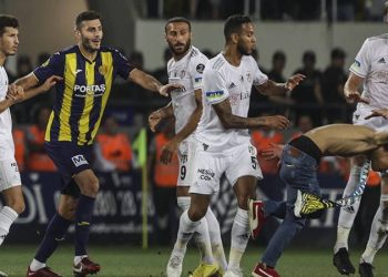 Maçın bitimiyle sahaya giren bir taraftar, Beşiktaşlı futbolculara uçan tekmeyle saldırdı!
