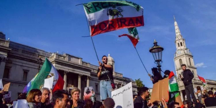 Mahsa Amini eylemleri dünyaya yayıldı: Londra ve Paris'te polisle çatışma çıktı