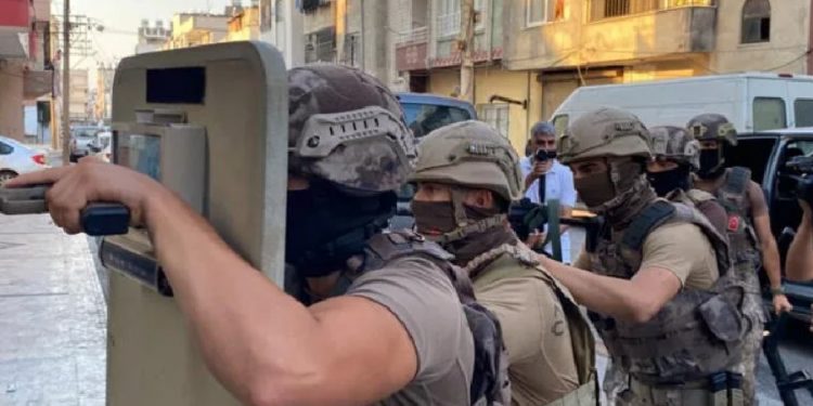 Mersin’de belediye personeline terör operasyonu