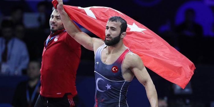 Milli güreşçi Burhan Akbudak, dünya şampiyonu oldu