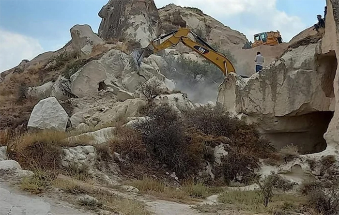 Milyonlarca yılda oluşmuş Peribacaları, ‘yol’ için iş makineleriyle yıkılıyor