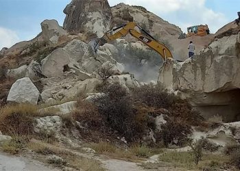 Milyonlarca yılda oluşmuş Peribacaları, ‘yol’ için iş makineleriyle yıkılıyor