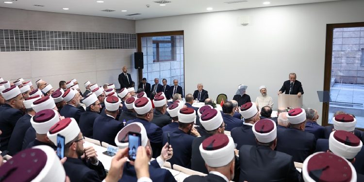 Müftüler yeni binada Erdoğan’ı tekbirlerle karşıladı