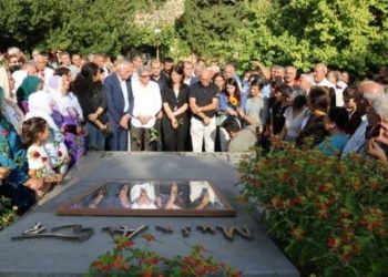 Musa Anter'in mezarı başında konuşan Buldan: Mücadelesini yürütecek milyonlar var