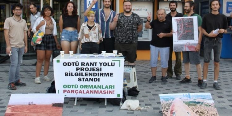 ODTÜ’lü öğrenciler, 'rant yoluna’ karşı belediye önünde stant açtı