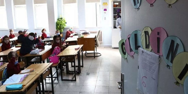 Okul kıyafetleri bu sene bin liradan başlıyor