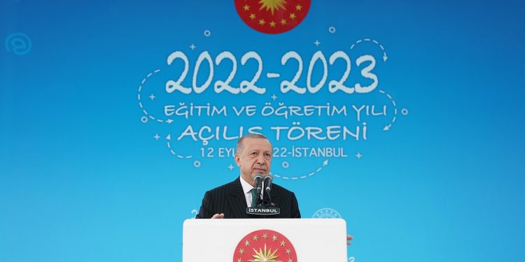 Okulun ilk günü öğrencilere seslenen Erdoğan: Köksüzlere kulak asmayın