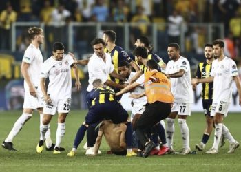 Ömer Erdoğan, maçın sonundaki skandal için Beşiktaşlı oyuncuyu suçladı: 'Bize yazık değil mi?'