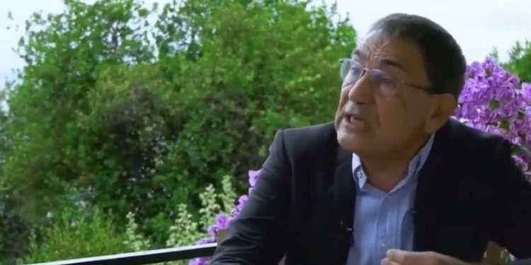 Orhan Pamuk'tan faiz indirimine tepki: Halk göstere göstere fakirleştiriliyor