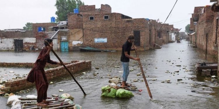 Pakistan'da ölenlerin sayısı 1314'e yükseldi