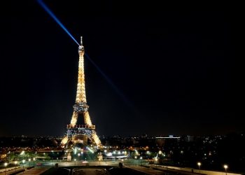 Paris Belediyesi'nden enerji tasarrufu kararı: Eyfel Kulesi 12.00 olmadan kararacak
