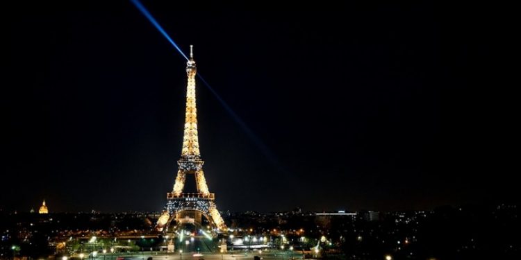 Paris Belediyesi'nden enerji tasarrufu kararı: Eyfel Kulesi 12.00 olmadan kararacak